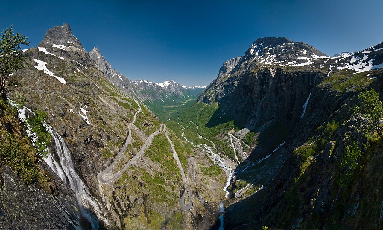 Trollstigen Kafé Pyttbua med betongarkitektur og utsiktsplattform over Stigfossen og hårnålssvinger