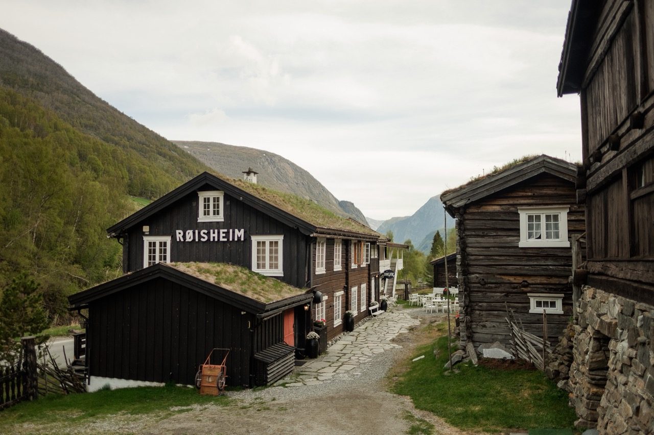 Røisheim Hotell med fredet tun og stavloftsbygninger ved Sognefjellsvegen i Bøverdalen