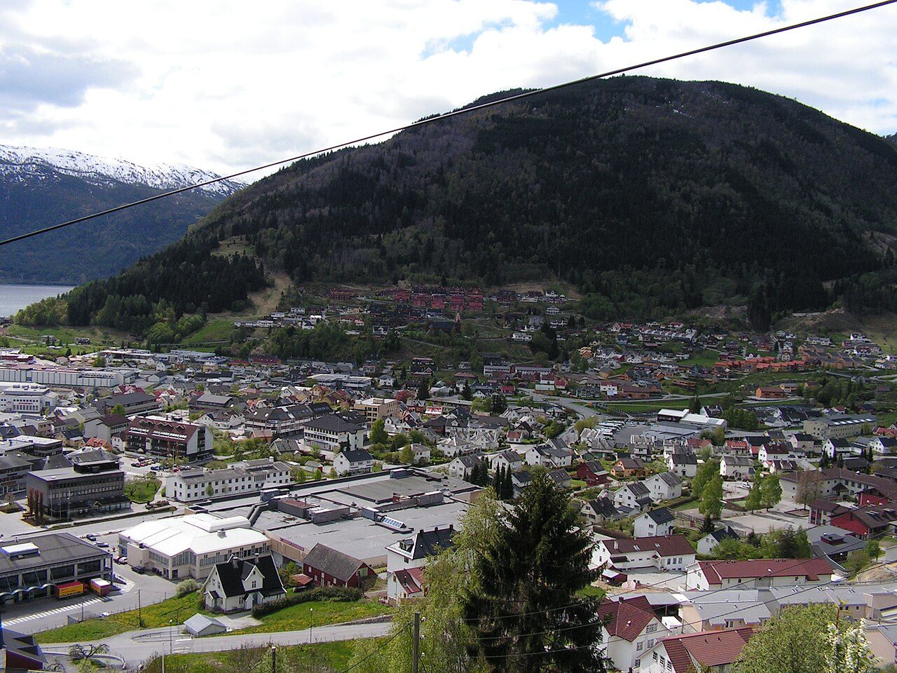 Sognekroa veikro i Sogndal ved Sognefjorden med utsikt mot fjord og fjell