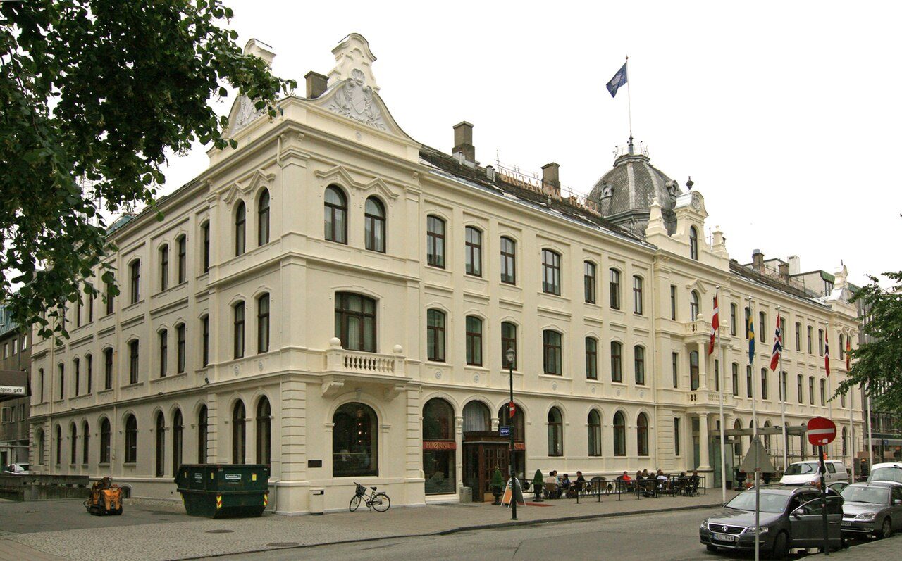 Speilsalen på Britannia Hotel i Trondheim med speil, krystallysekroner og dekkede bord i historisk spisesal fra 1897