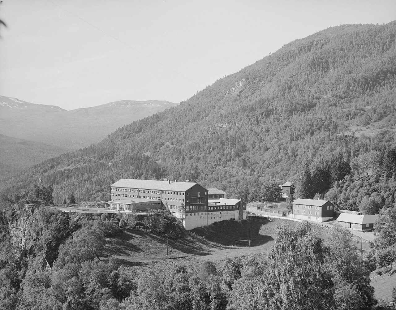 Stalheim Hotel på toppen av Stalheimskleiva med panoramautsikt over Nærøydalen