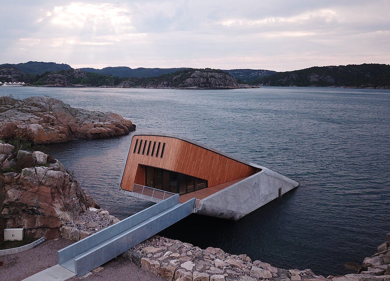 Under restaurant under havflaten ved Lindesnes med betongmonolitt og panoramavindu mot Nordsjøen