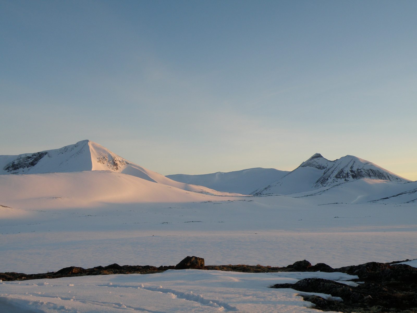 Breheimen nasjonalpark med isbreer fjelltopper og frodige stølsdaler mellom Jotunheimen og Jostedalsbreen