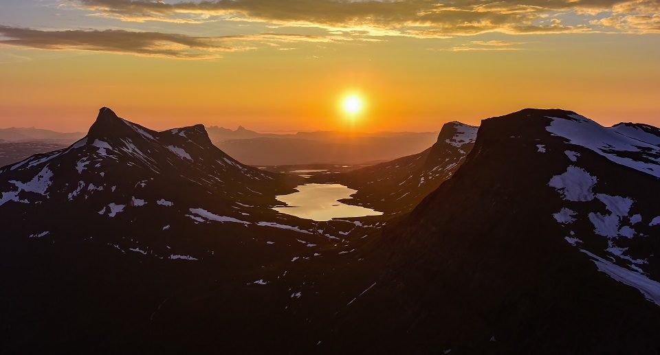 Junkerdalsura med kalkrike fjellsider og artsrik fjellflora i Junkerdal nasjonalpark