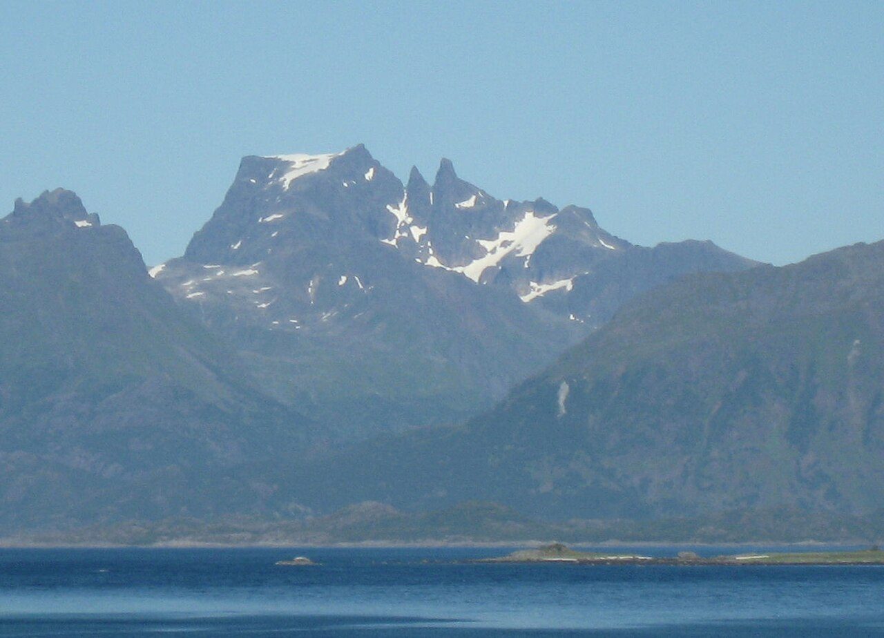 Møysalen 1262 moh i Vesterålen med karakteristisk silhuett av Salen og de to Møyene over fjorden