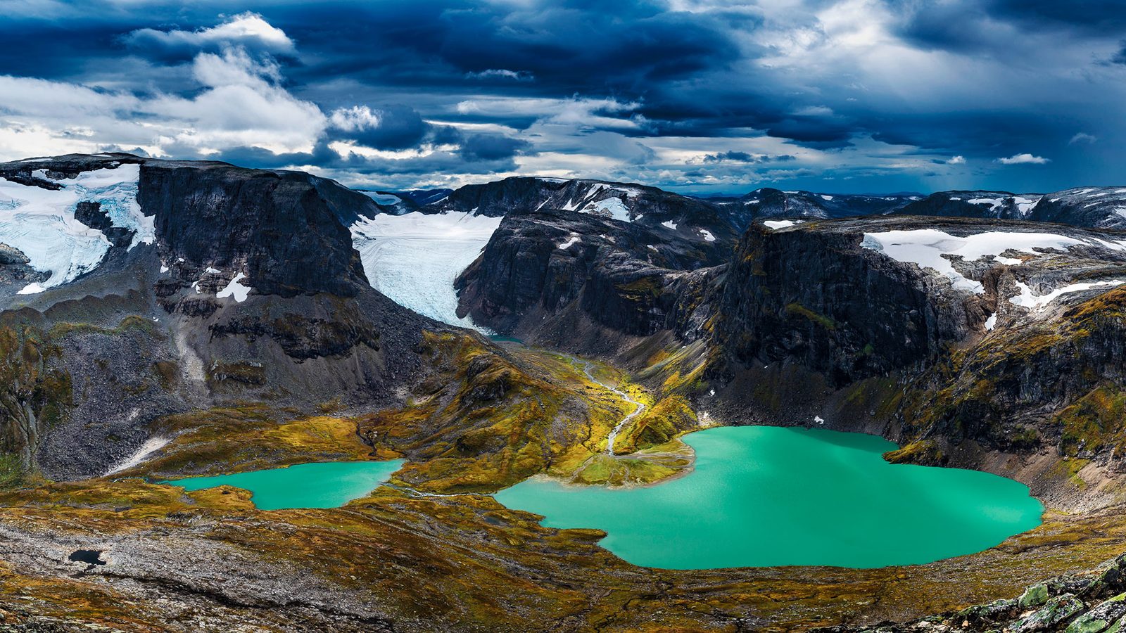 Botnafjellet og fjellandskap i Naustdal-Gjengedal landskapsvernområde sett mot Gjengedalsdalen i Vestland