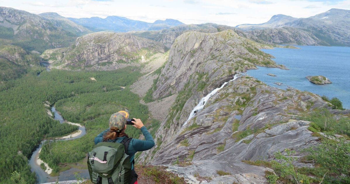 Rago nasjonalpark med Storskogvatnet og bratte fjellsider i Sørfold Nordland
