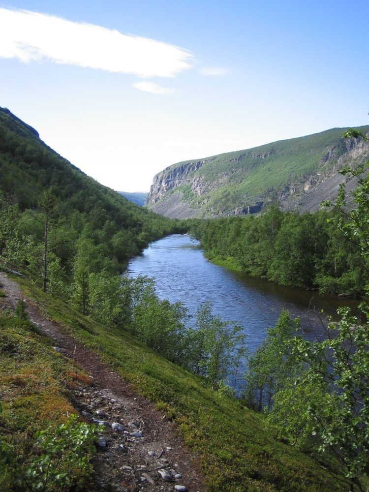 Reisa nasjonalpark med Mollesfossen som styrter 269 meter ned i dyp kløft i Reisadalen