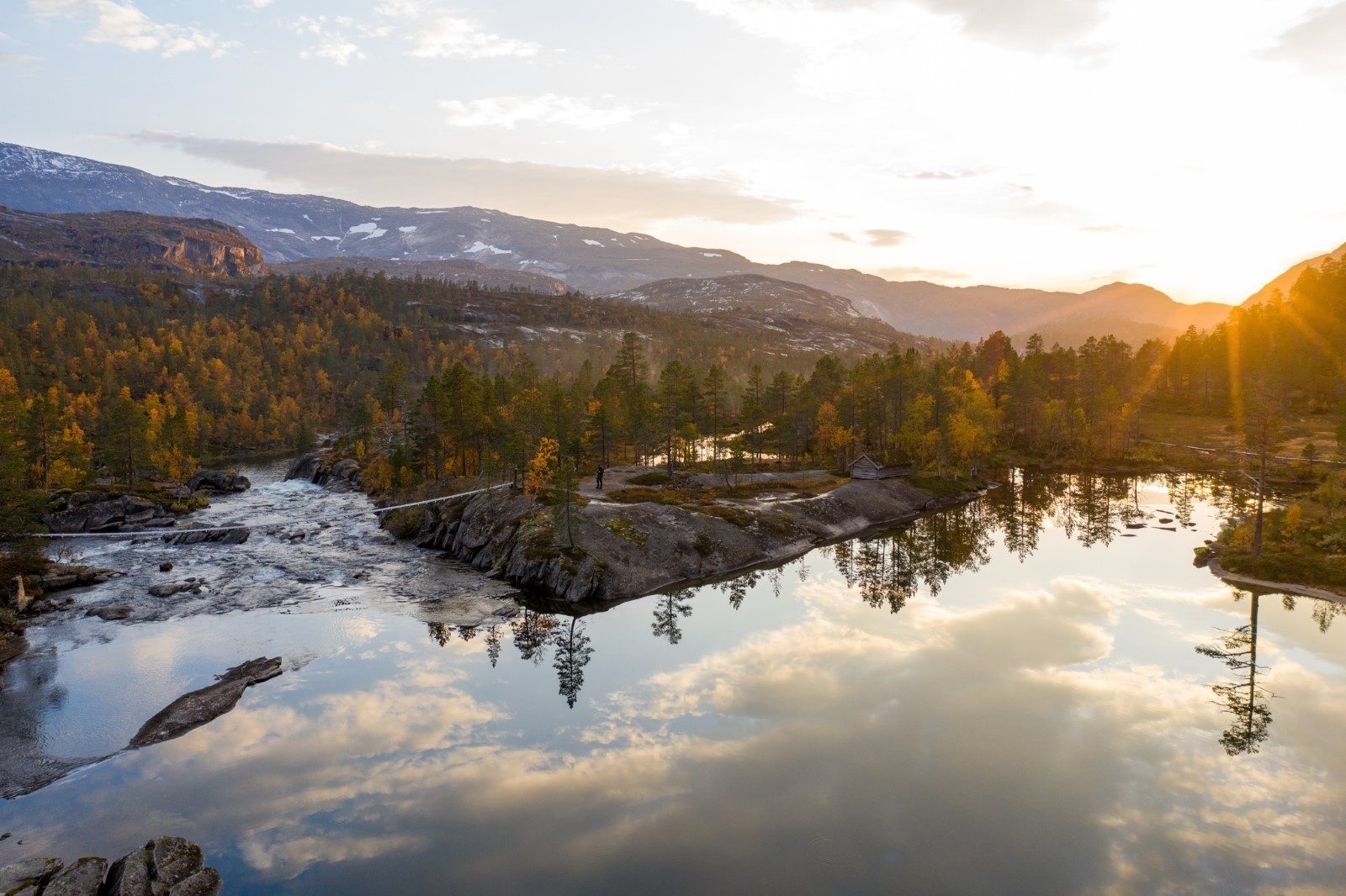 Engabreen brearm ned mot Holandsfjorden i Saltfjellet-Svartisen nasjonalpark sett fra Helgelandskysten