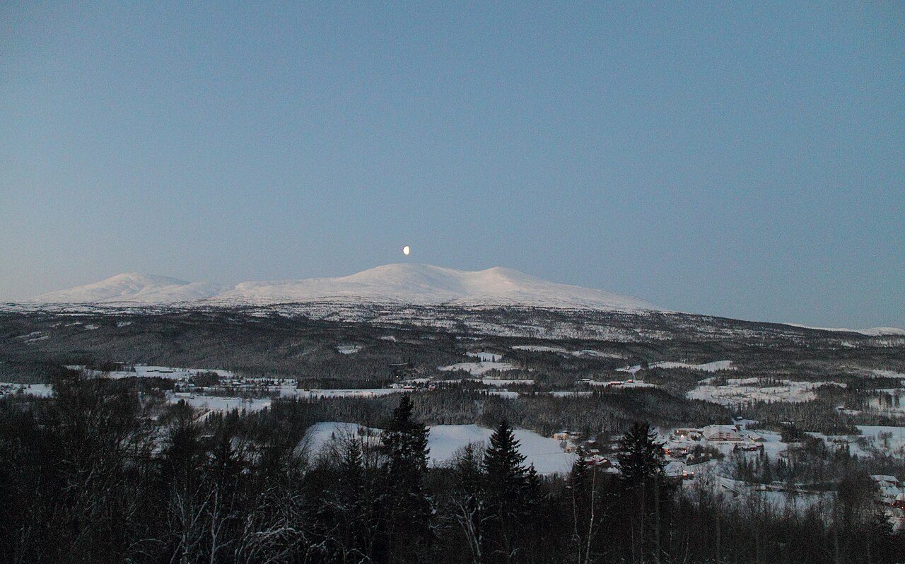 Kvernsteinsbrudd ved Kvernfjellet i Skarvan og Roltdalen nasjonalpark med fjell i bakgrunnen