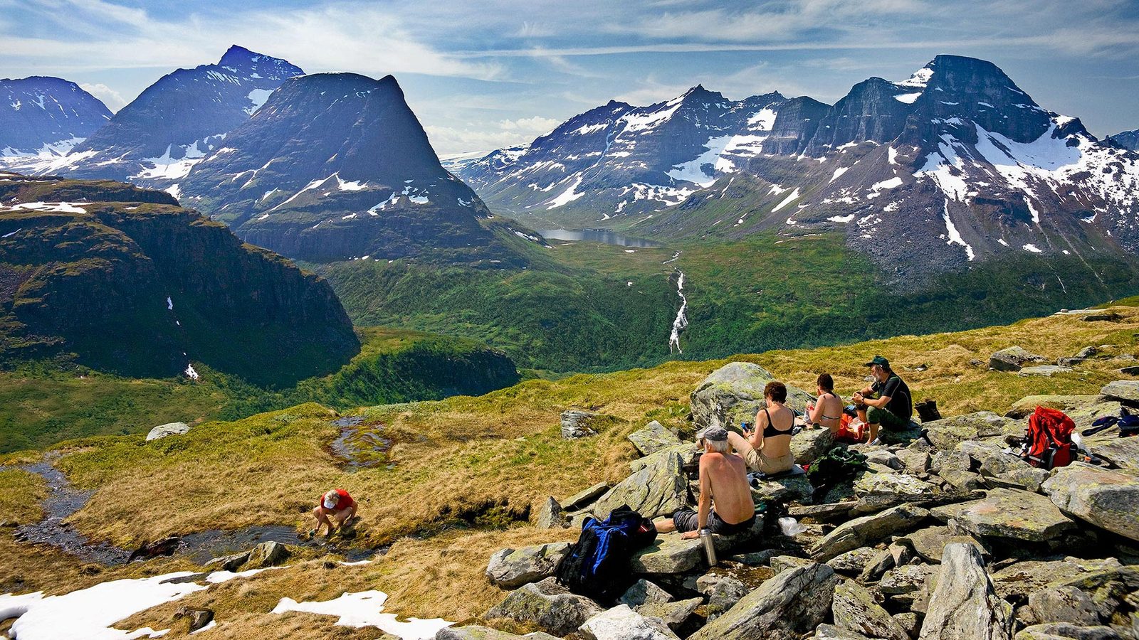 Trollheimen fjellandskap med snødekte topper og frodig seterdal i sommerlys