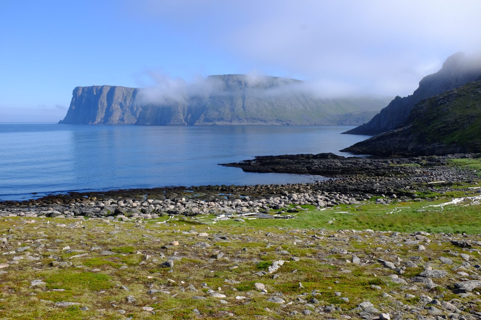 Nordkapp-platået sett fra Knivskjelvika med dramatiske klipper mot Barentshavet