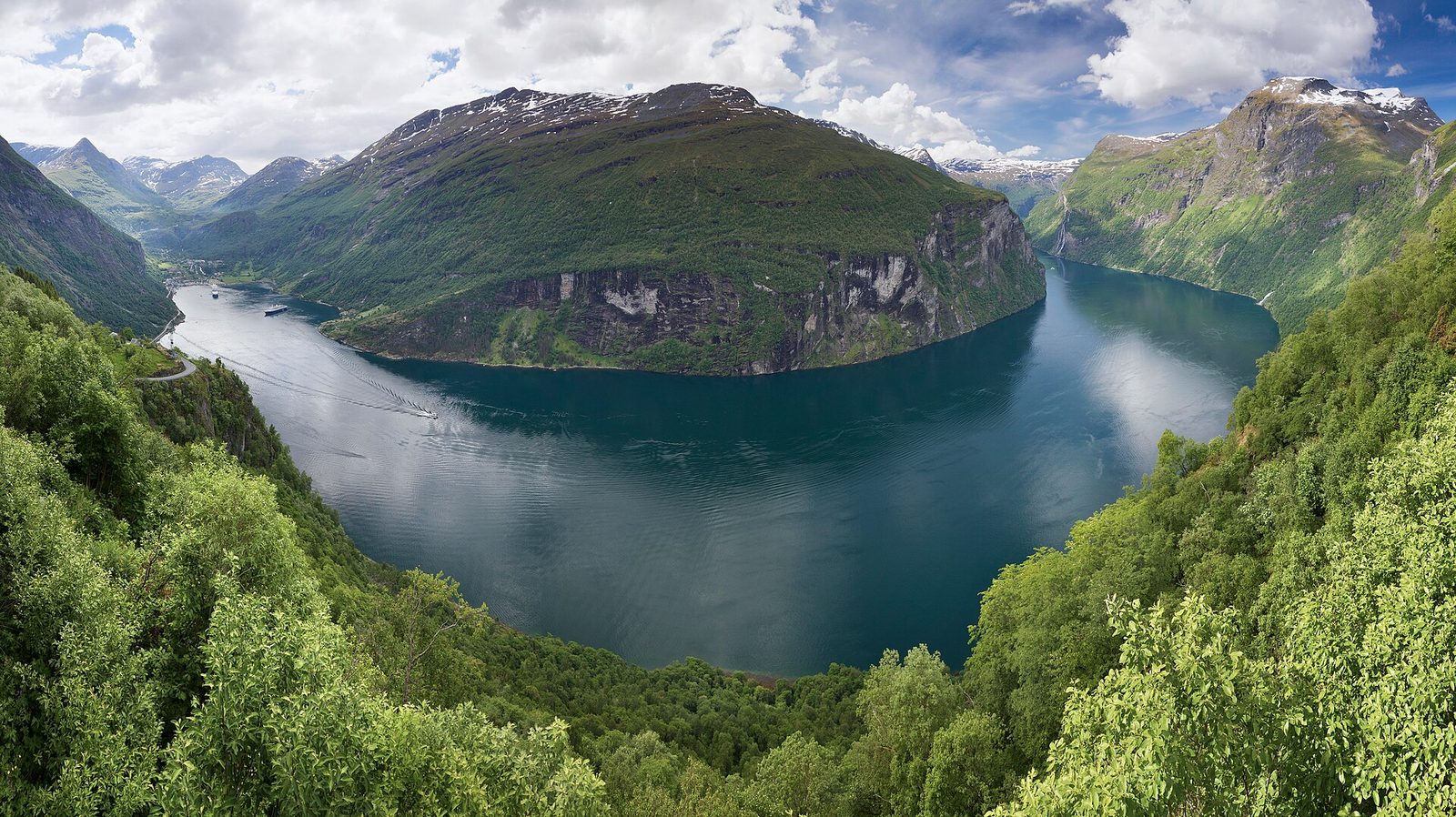 Geirangerfjorden sett fra Ørnesvingen med fjell og fossefall på begge sider