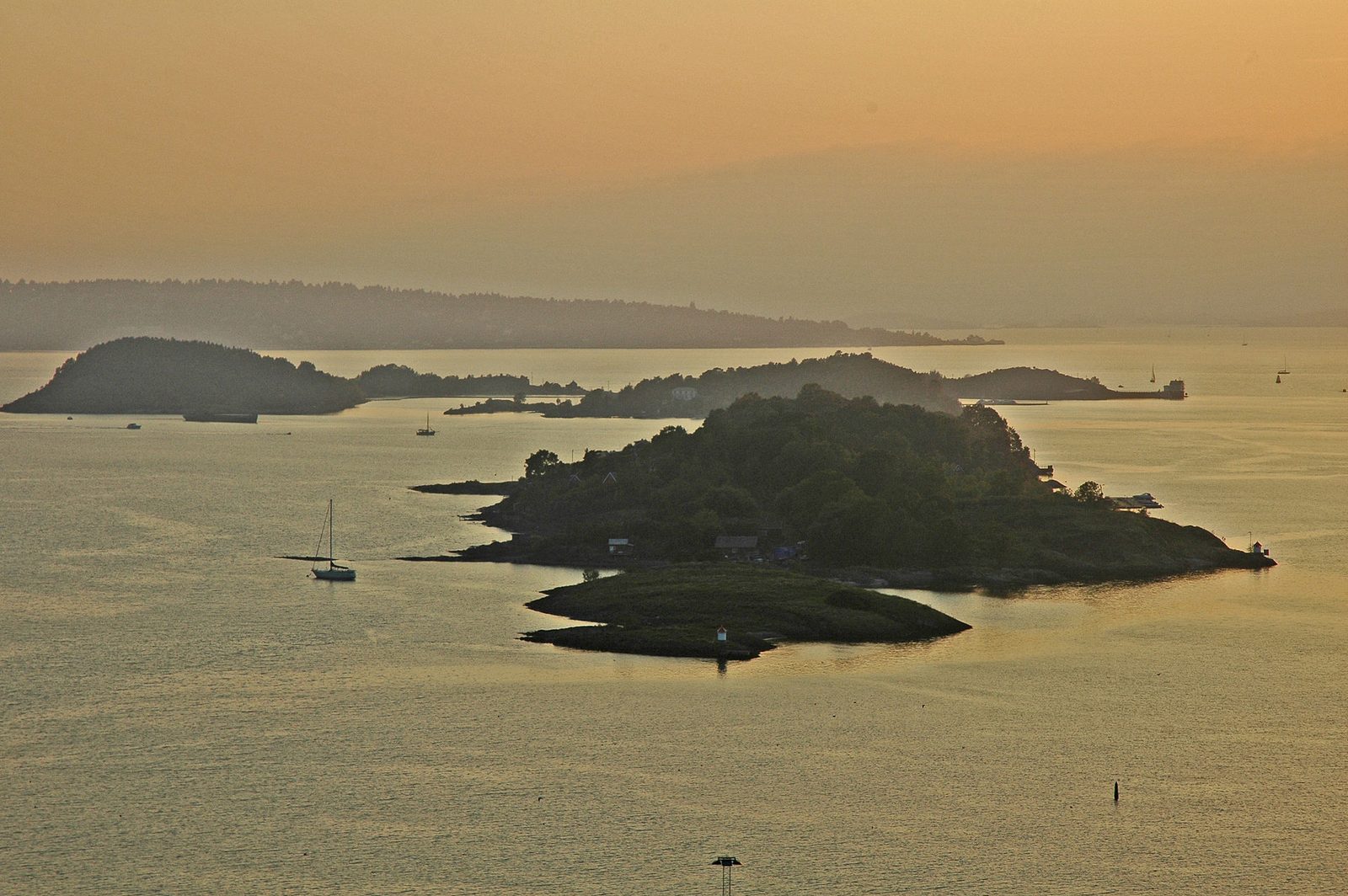 Øyer og skjærgård i Oslofjorden ved solnedgang sett fra Ekeberg
