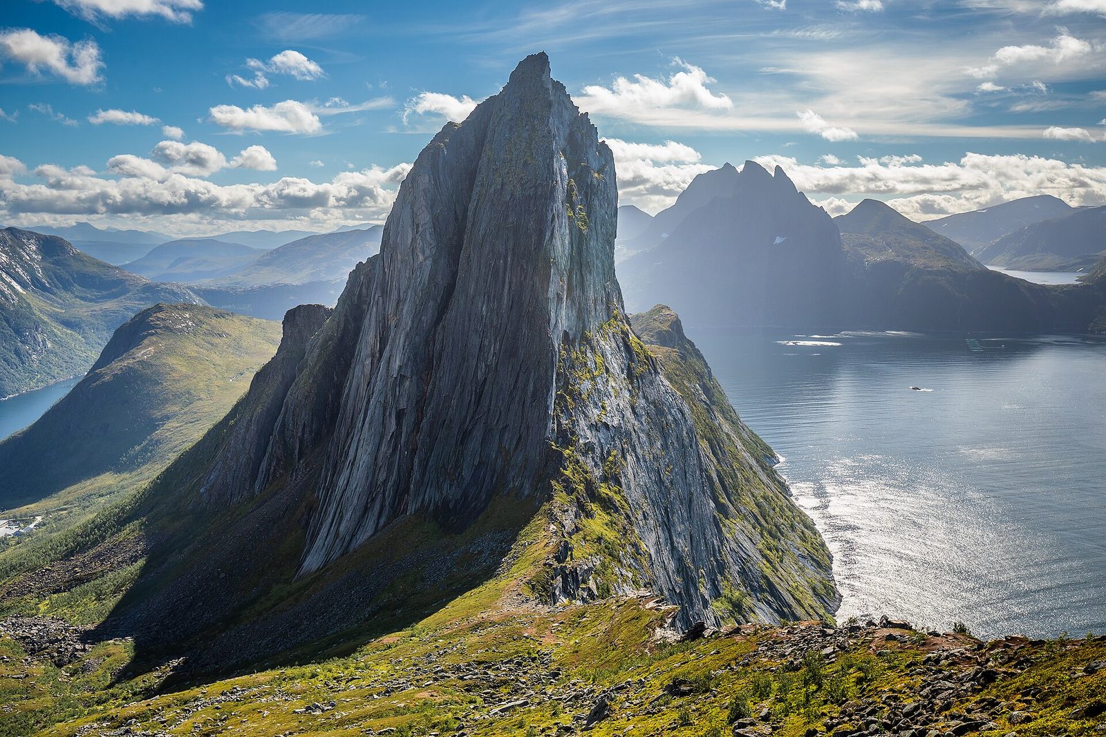 Segla-toppen på Senja sett fra Hesten med fjord og blå himmel