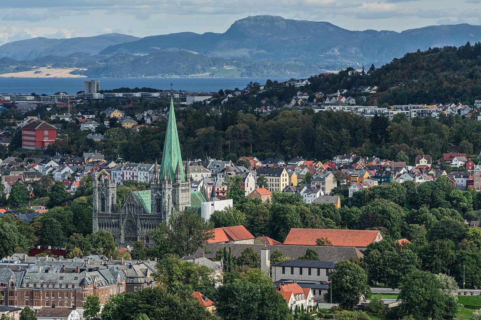 Nidarosdomen og Trondheim by sett fra luften med fjord og fjell i bakgrunnen