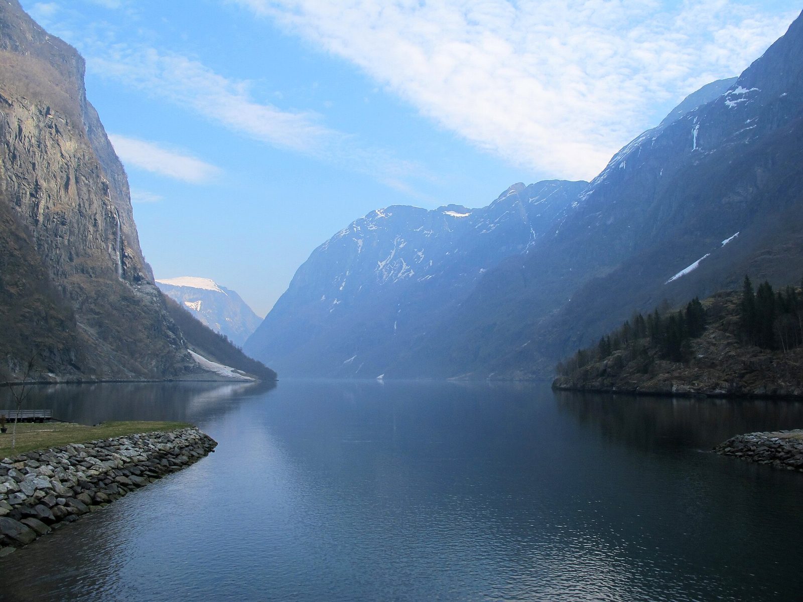 Nærøyfjord med speilblank fjordflate og høye snødekte fjellsider