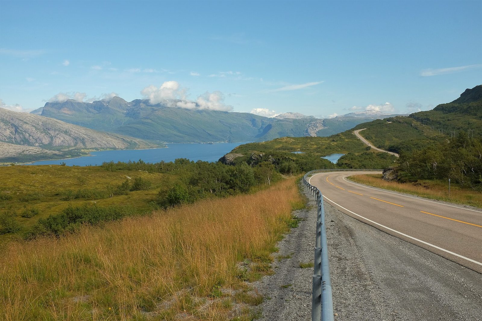 Fylkesvei 17 langs Sjona med fjord og fjell i bakgrunnen, Helgeland