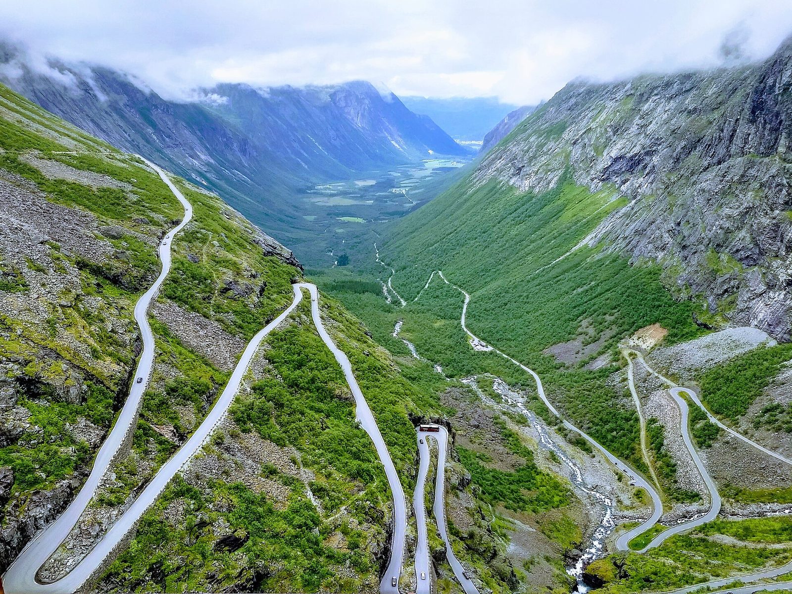 Trollstigen sett ovenfra med ikoniske hårnålssvinger og Romsdalen-dalen i bakgrunnen