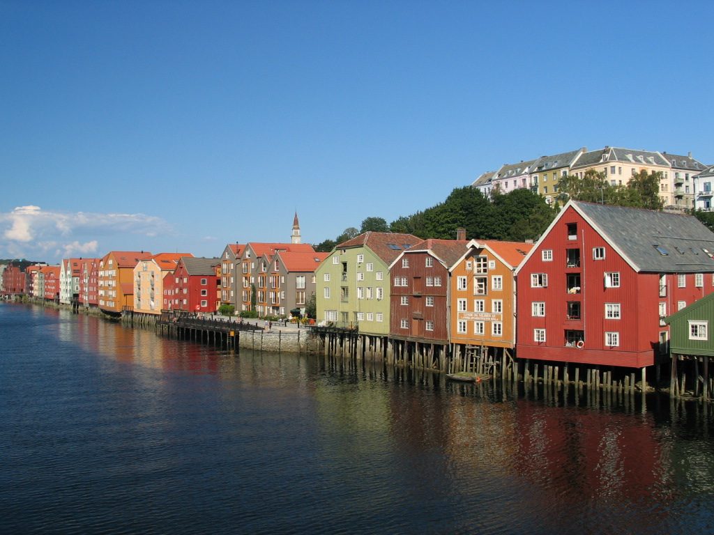 Fargerike trehus langs Nidelva i Trondheim sett fra Gamle Bybro