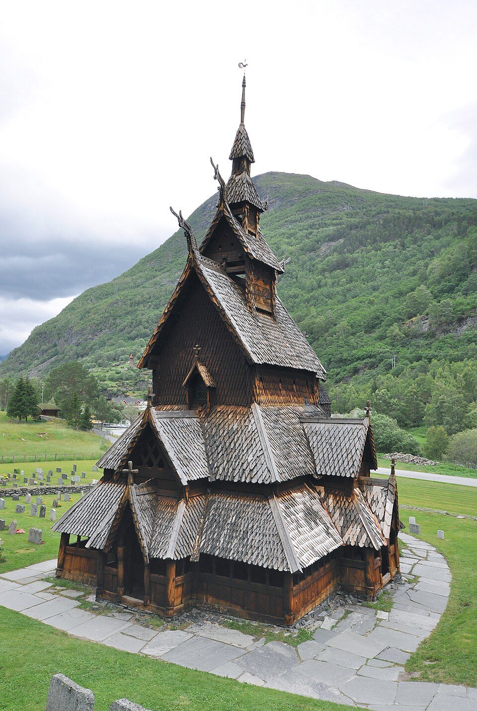 Borgund stavkirke i Lærdal med fire drakehoder på mønet og original middelaldersk takkonstruksjon