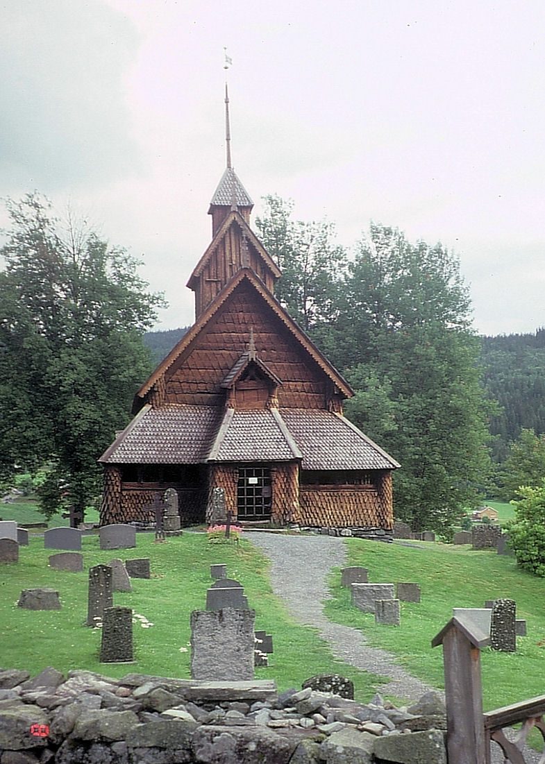 Eidsborg stavkirke i Tokke kledd med treskon fra grunnmur til møne over Bandakvassdraget