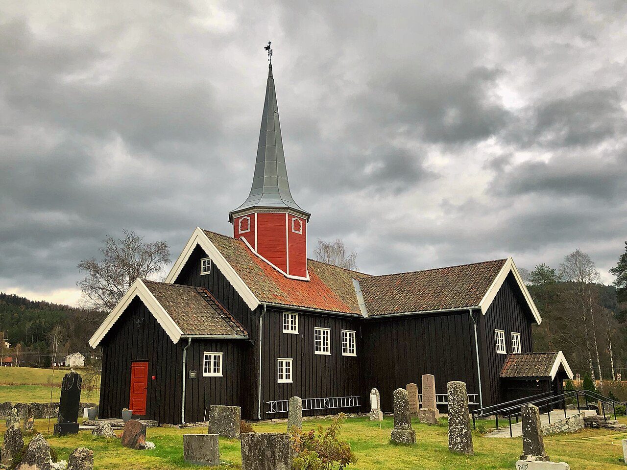 Flesberg stavkirke med hvitmalt korskirkeform og originale stavvegger i Numedal Buskerud