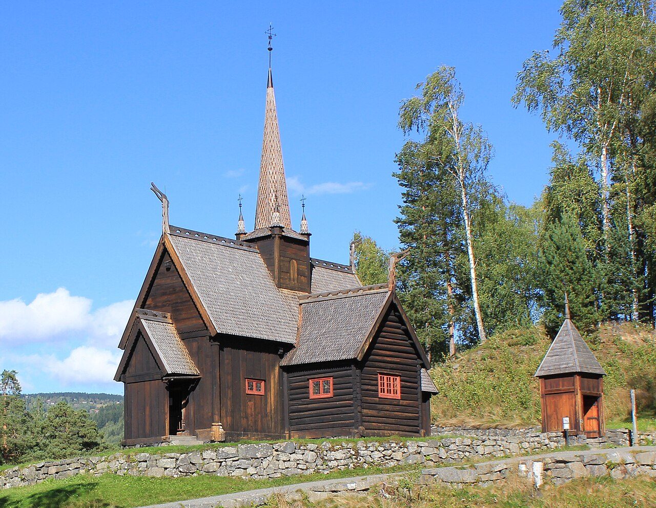 Garmo stavkirke gjenreist på en høyde innenfor Maihaugen friluftsmuseum i Lillehammer