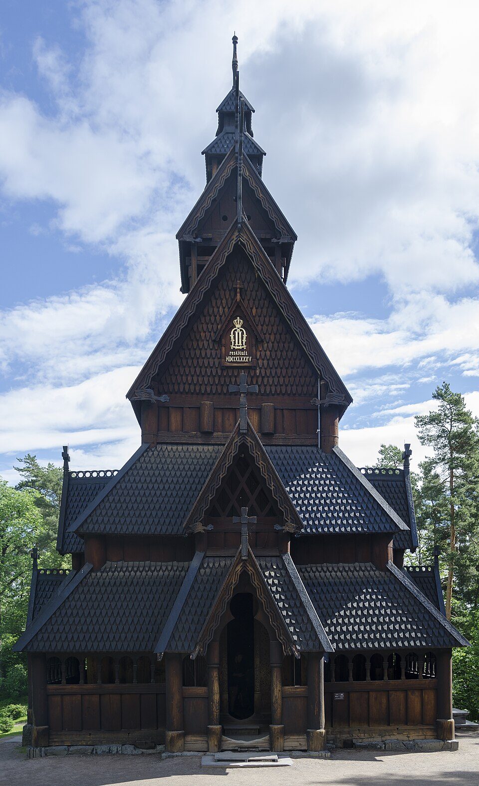 Gol stavkirke på Bygdøy med drakehoder på mønet og rekonstruert eksteriør basert på Borgund-modellen