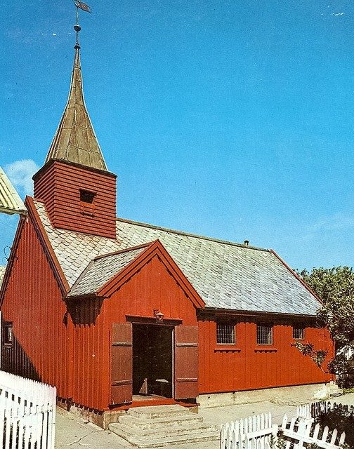 Grip stavkirke i rødt og hvitt fiskevær på øya Grip ute i havgapet utenfor Kristiansund