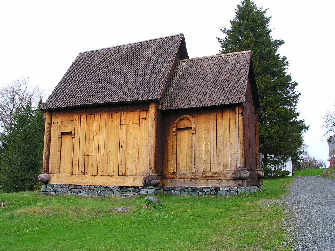 Haltdalen stavkirke fra 1100-tallet i sparsom enkelskip-stil på Sverresborg Trøndelag Folkemuseum