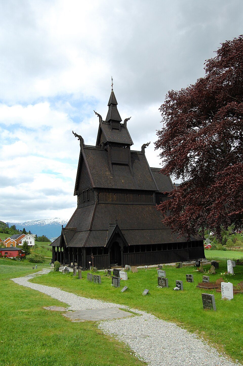Hopperstad stavkirke med drakehoder og hevet midtrom over Vikøyri ved Sognefjorden