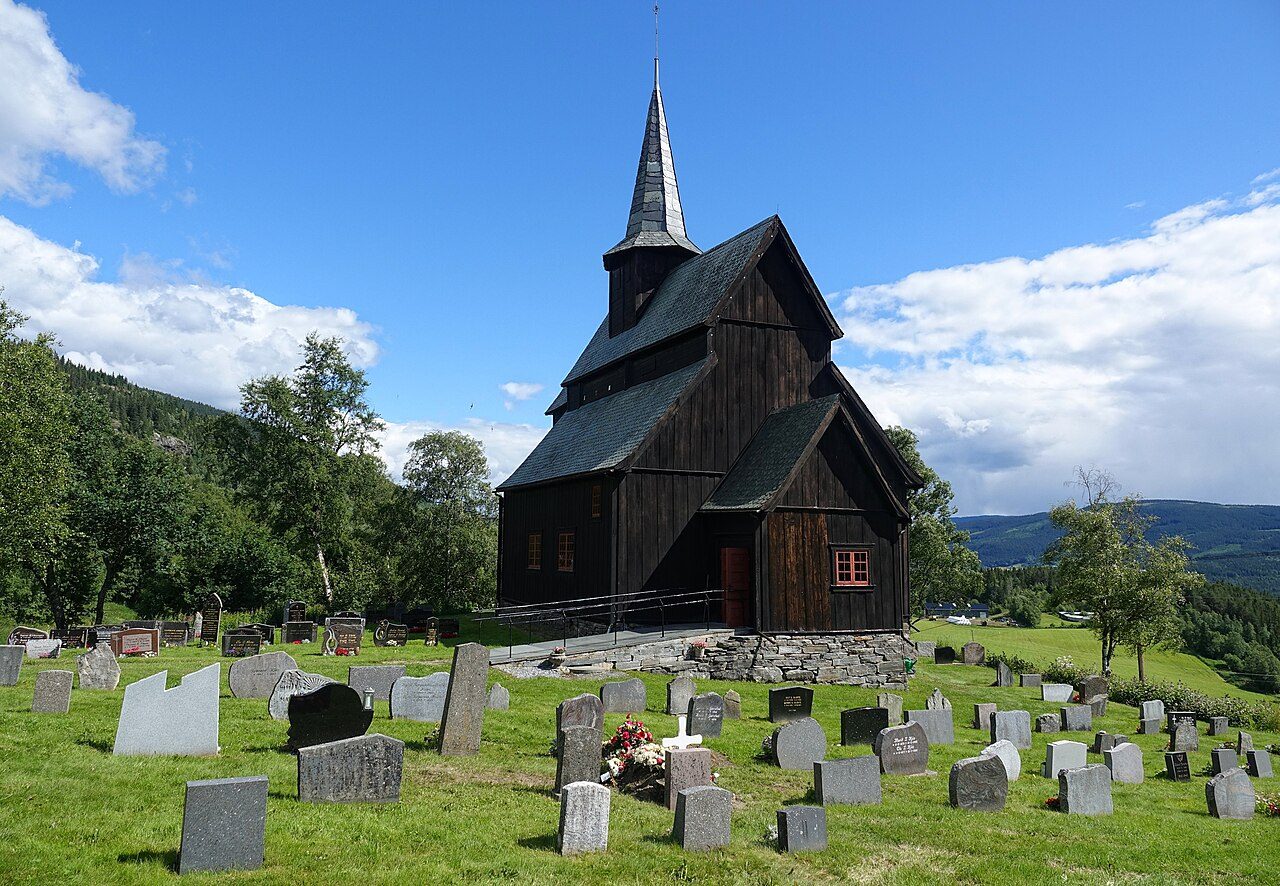 Høre stavkirke med klassisistisk eksteriør fra 1822 og klokkestøpul i Vang i Valdres