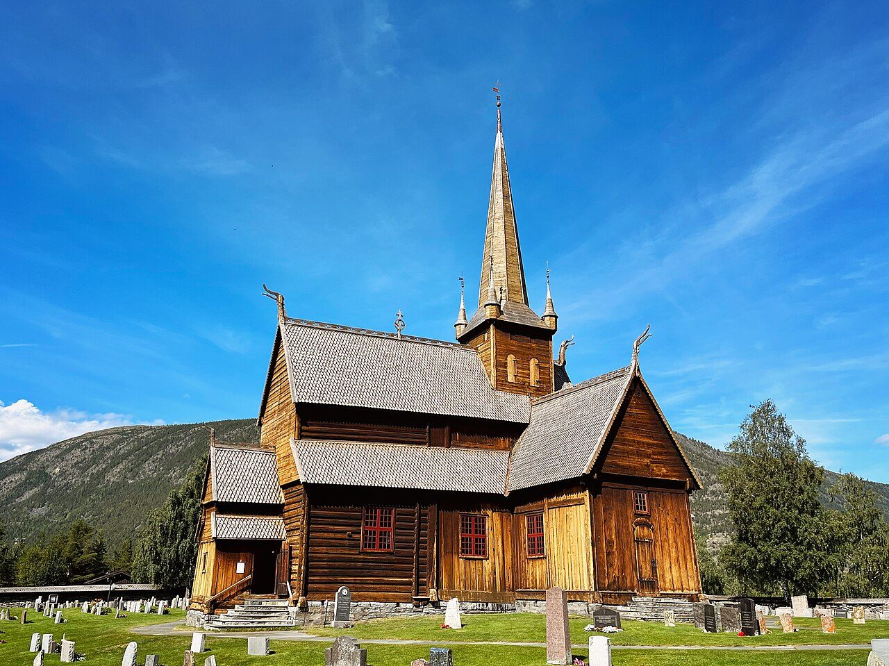 Lom stavkirke med korsformet planløsning og spontak sentralt i Fossbergom