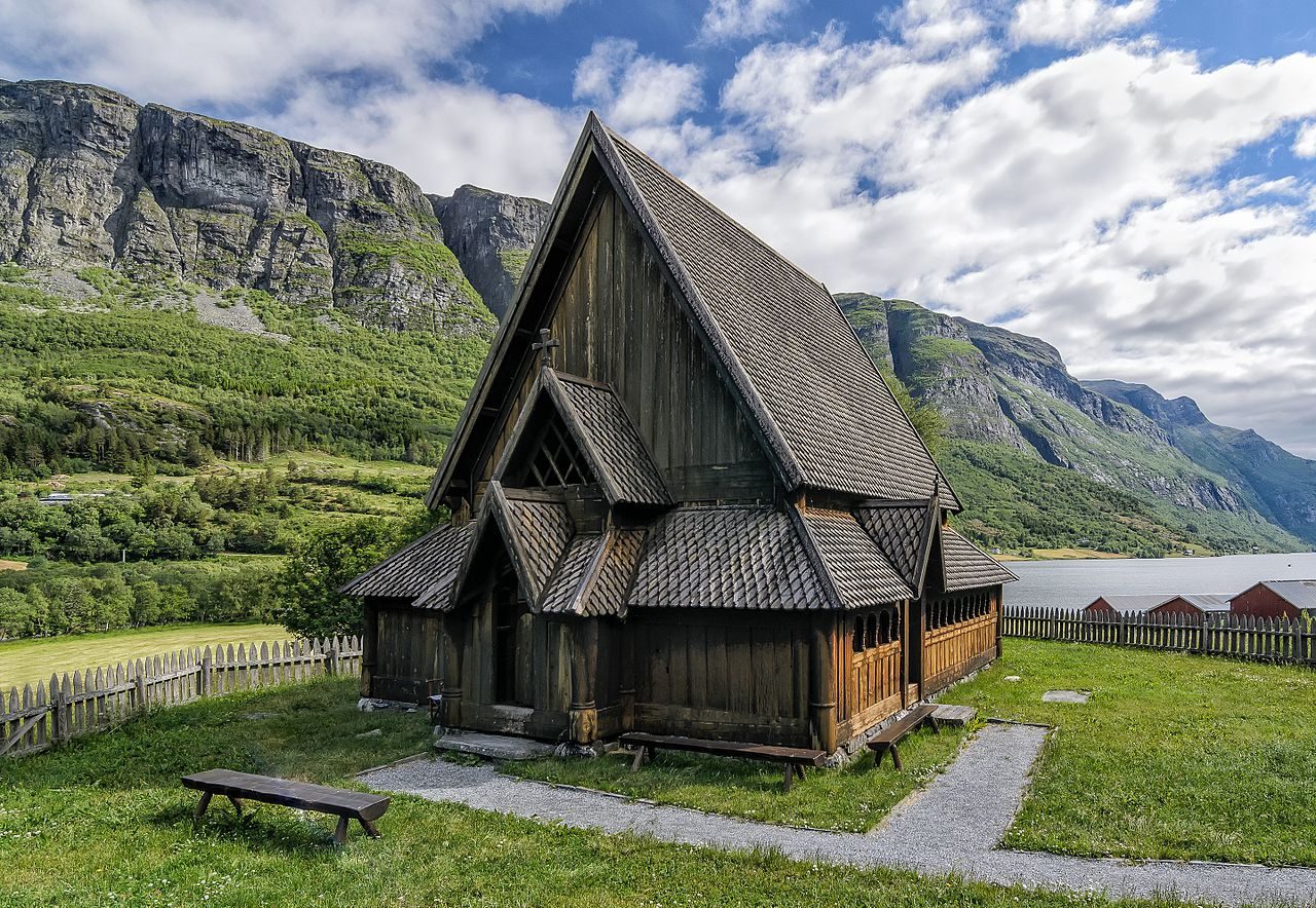 Øye stavkirke ved Vangsmjøse i Valdres med tjærebredd trekonstruksjon og E16 forbi