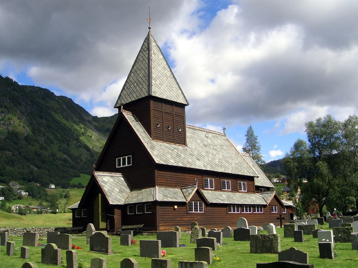 Røldal stavkirke i bygda mellom Haukelifjell og Hardangervidda med tjærebredd treverk og hvitmalt tårn