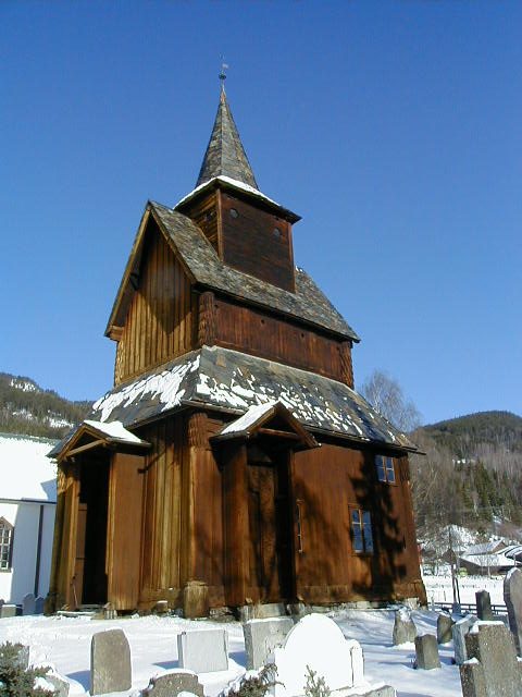 Torpo stavkirke i Hallingdal med karakteristisk svartmalt tjæret tre og takrytter