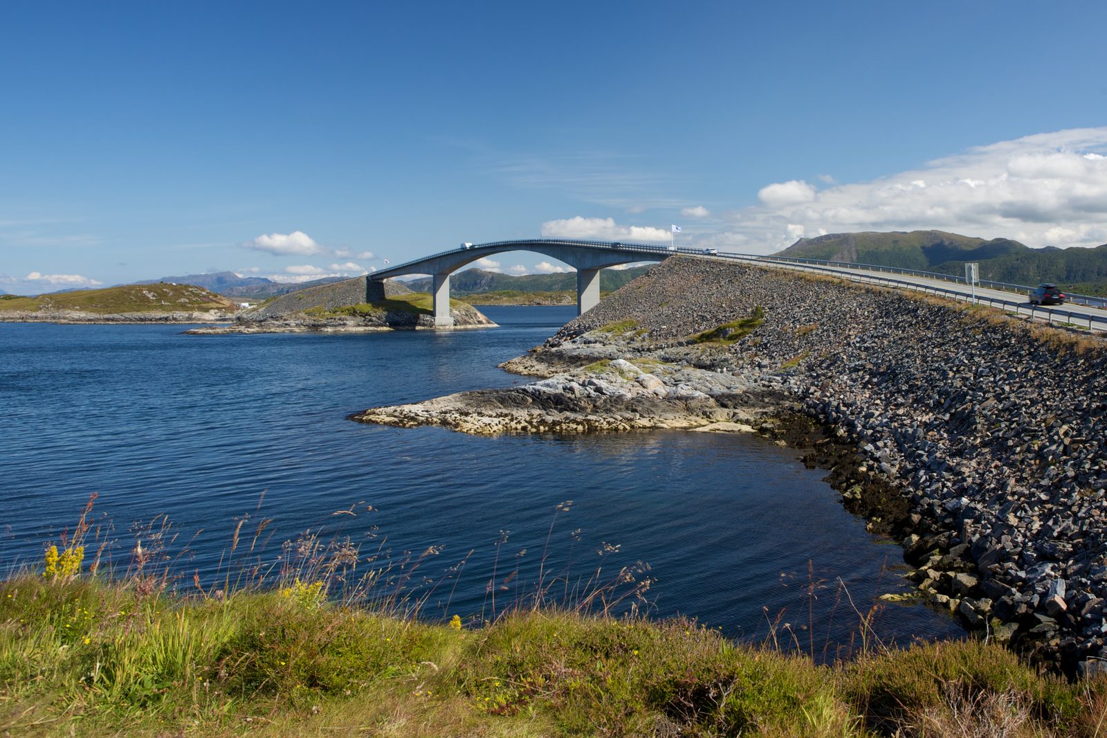 Storseisundbrua som svinger seg over havet på Atlanterhavsveien i Møre og Romsdal