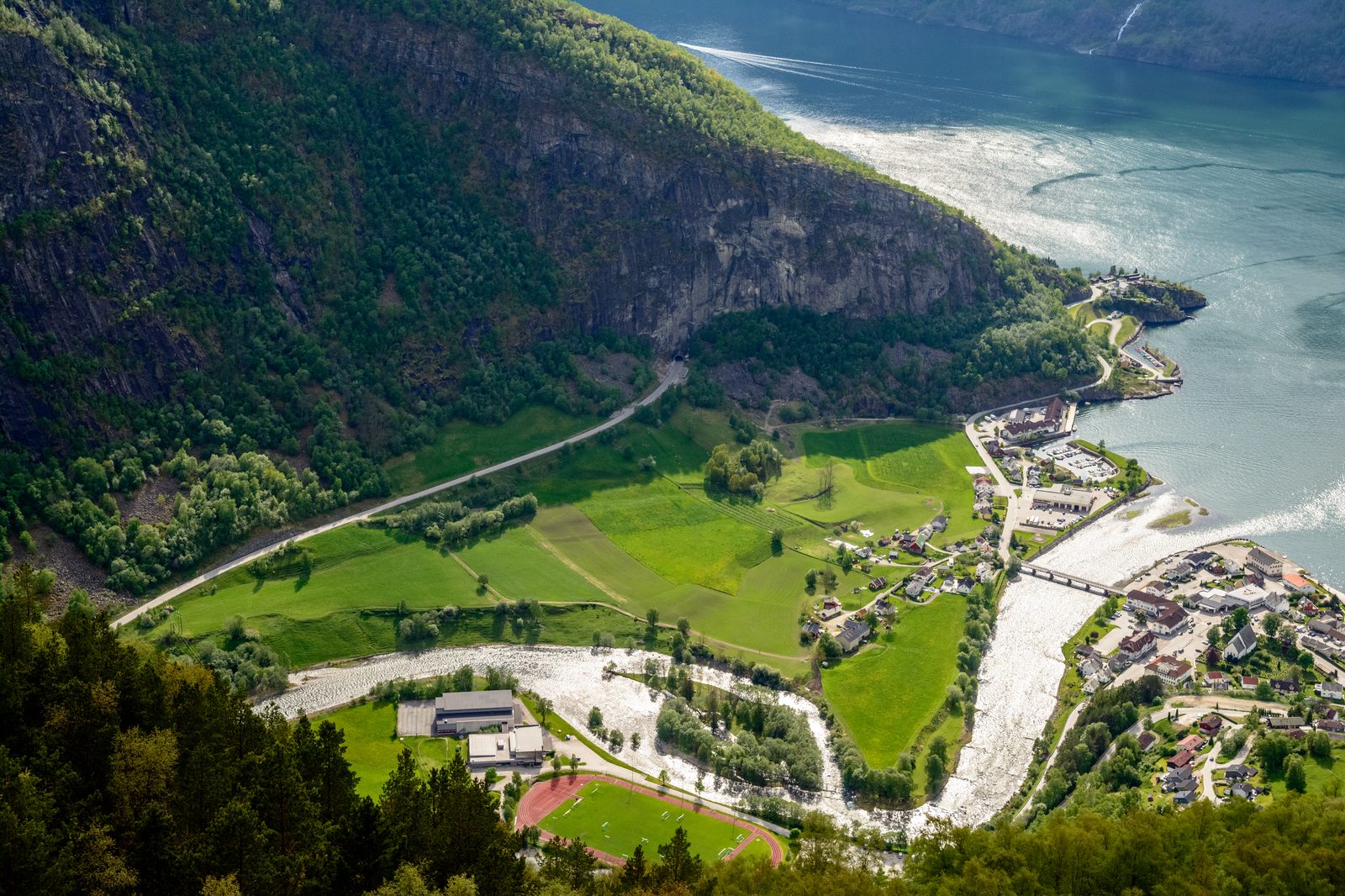 Stegastein utkikkspunkt rager 30 meter ut fra fjellsiden 650 moh over Aurlandsfjorden