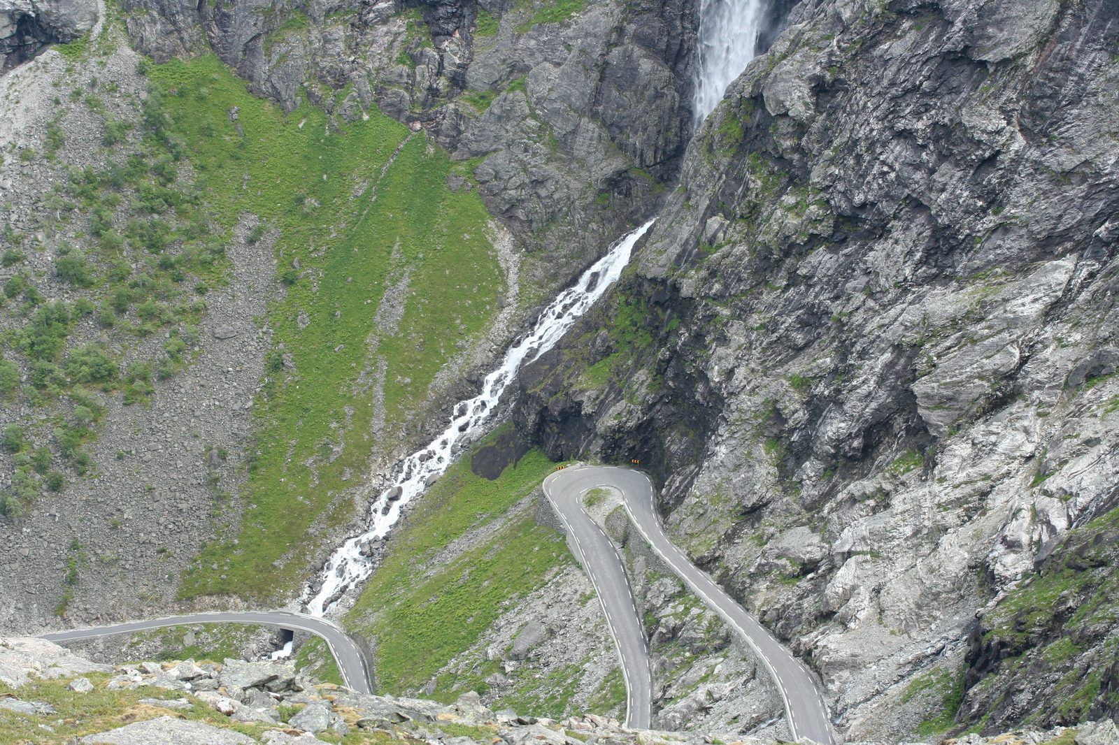 Trollstigen sett ovenfra med 11 hårnålssvinger som slynger seg ned fra Stigrøra mot Isterdalen