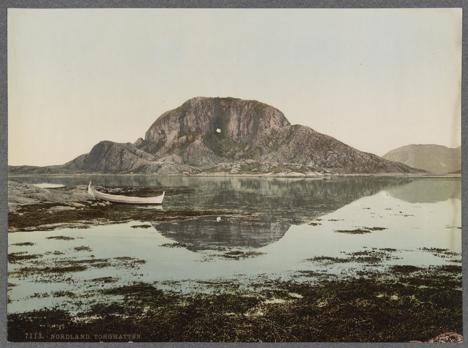 Torghatten med det berømte fjellhullet sett fra Helgelandskysten