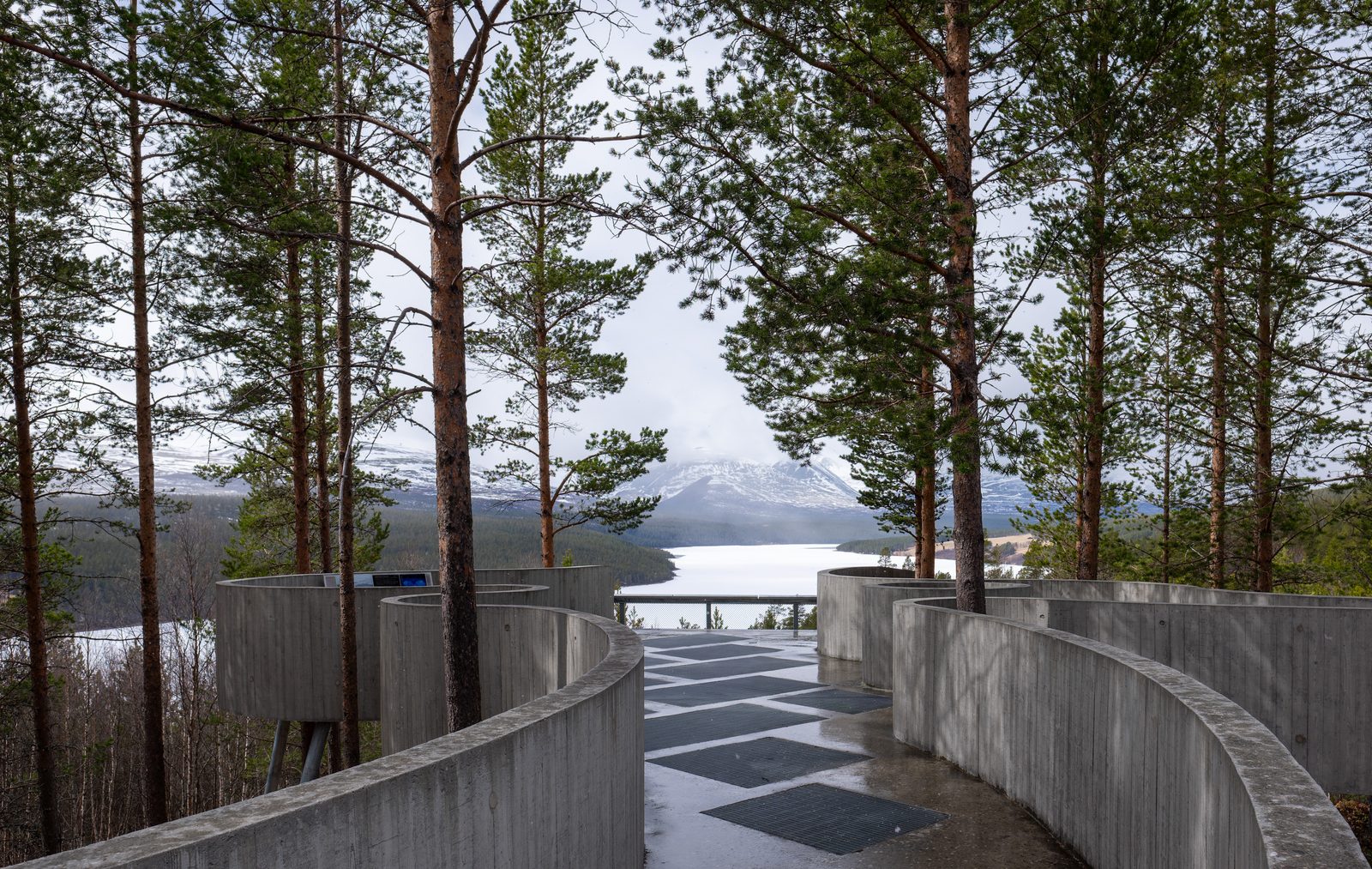 Sohlbergplassen ved Atnsjøen med Rondanemassivet i bakgrunnen