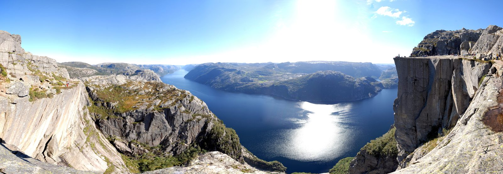 Panoramautsikt over Lysefjorden med stupbratte fjellvegger som stuper i det blå vannet