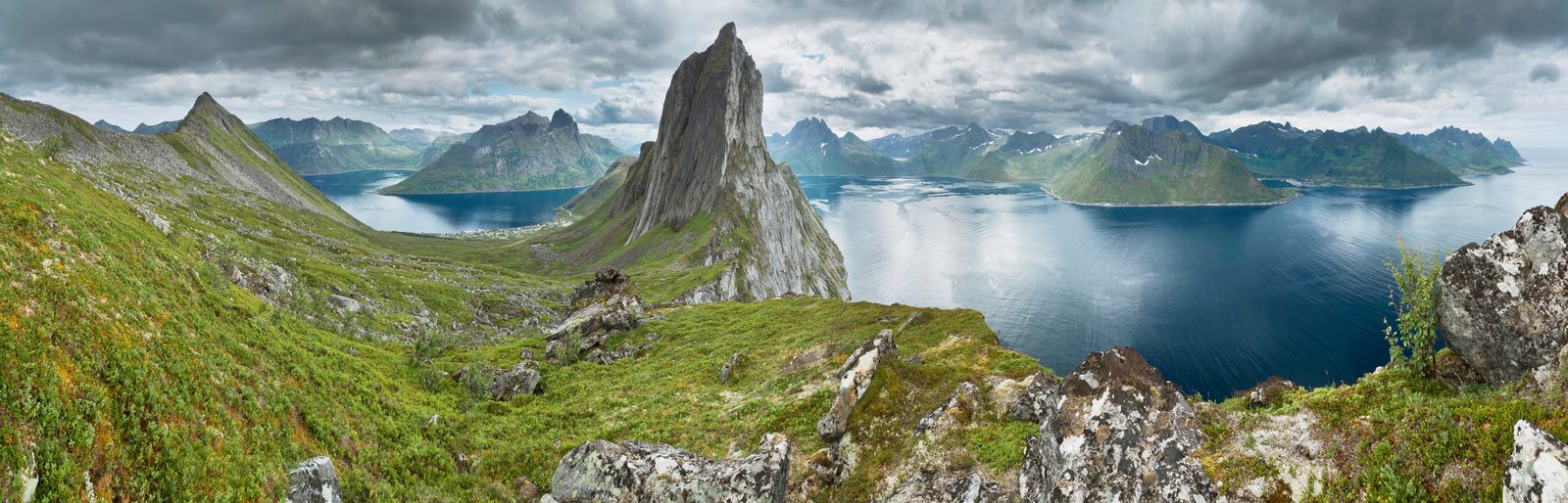 Utsikt fra fjellryggen mellom Segla og Hesten over Mefjorden, Senja