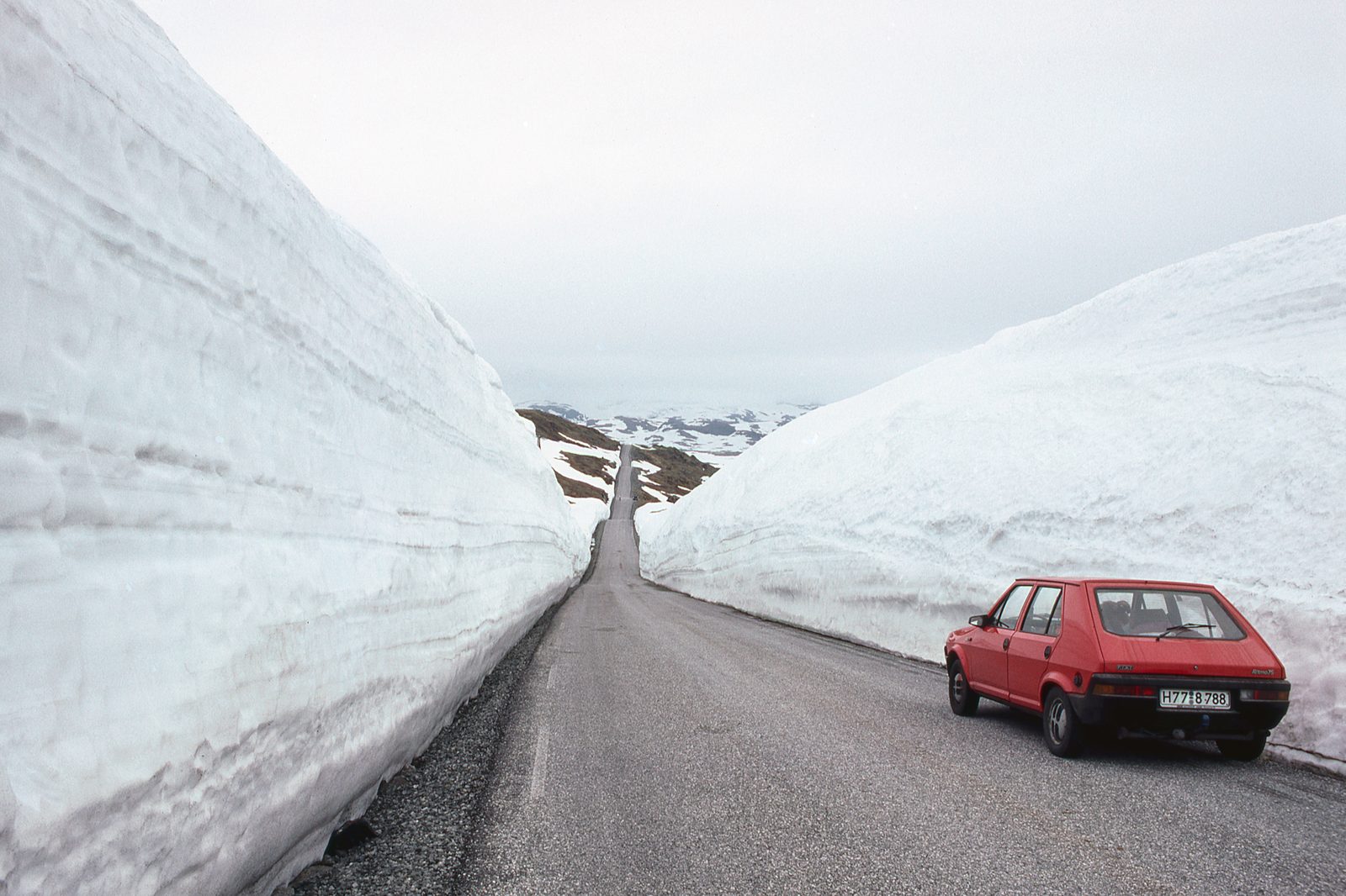 Sognefjellsvegen Fv55 slynger seg over høyfjellet med Jotunheimens tinder i bakgrunnen
