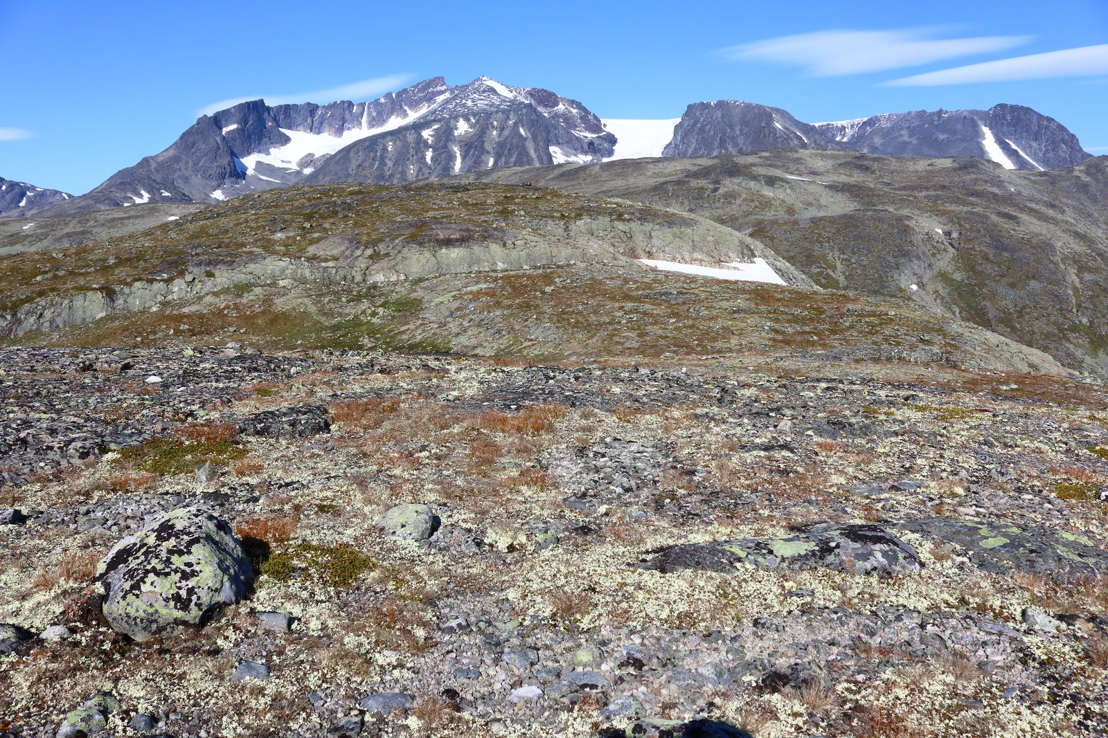 Utsikt fra Valdresflye over Jotunheimens 2000-meterstopper i Innlandet