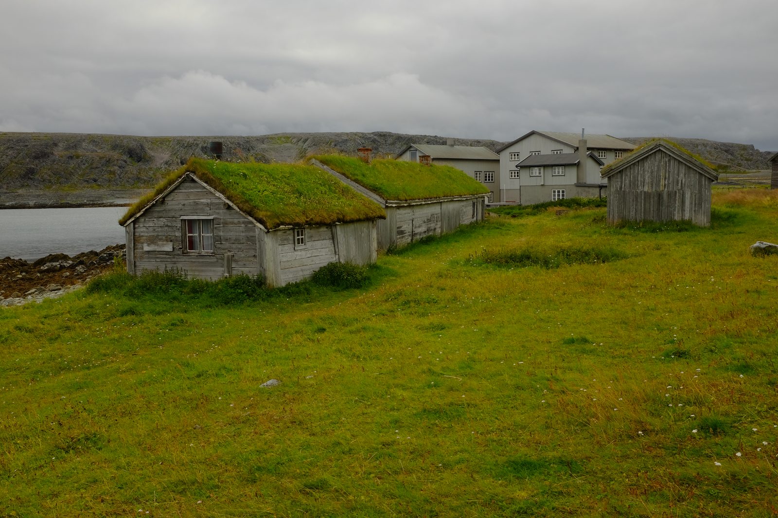 Naust og fiskehjeller ved Hamningberg på Varangerhalvøya