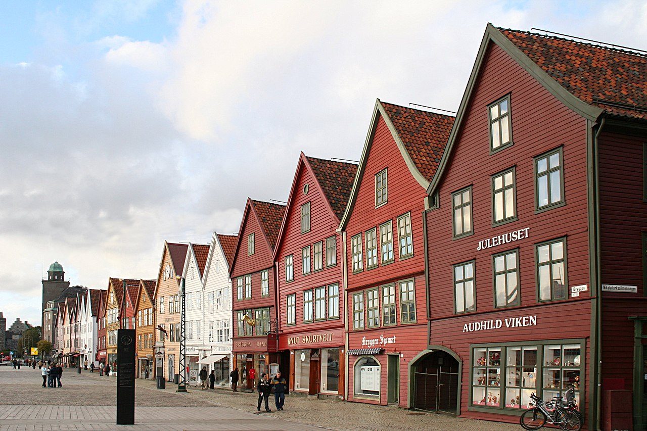 Bryggens karakteristiske rekke av fargerike trehus langs Vågen i Bergen sentrum