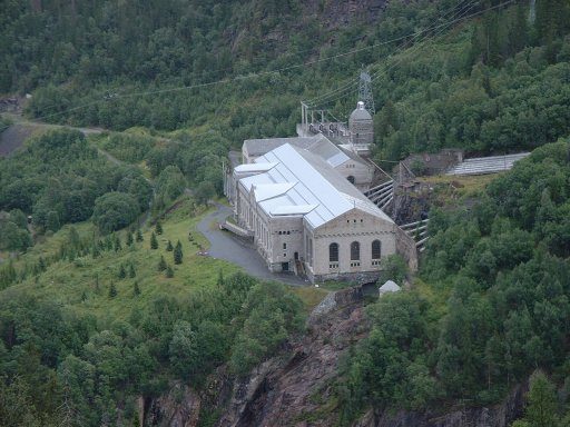 Vemork kraftstasjon i Rjukan med fossen og det industrielle anlegget i bratt fjellside