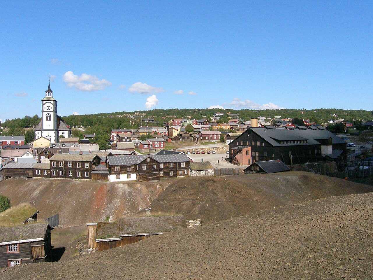 Røros bergstad med trehus i Bergmannsgata og slegghauger i bakgrunnen